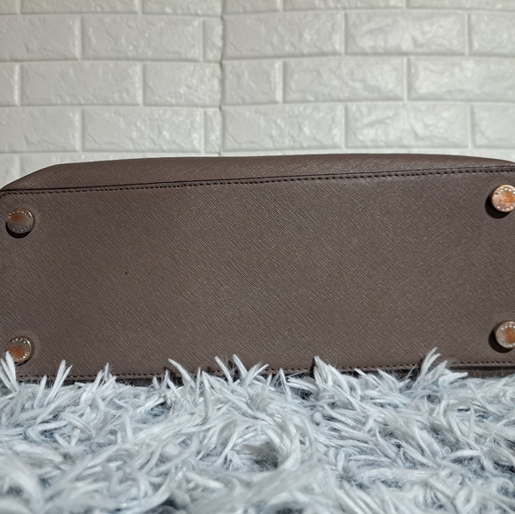 Micheal Kors Large Saffiano Satchel - Picture 3 of 6